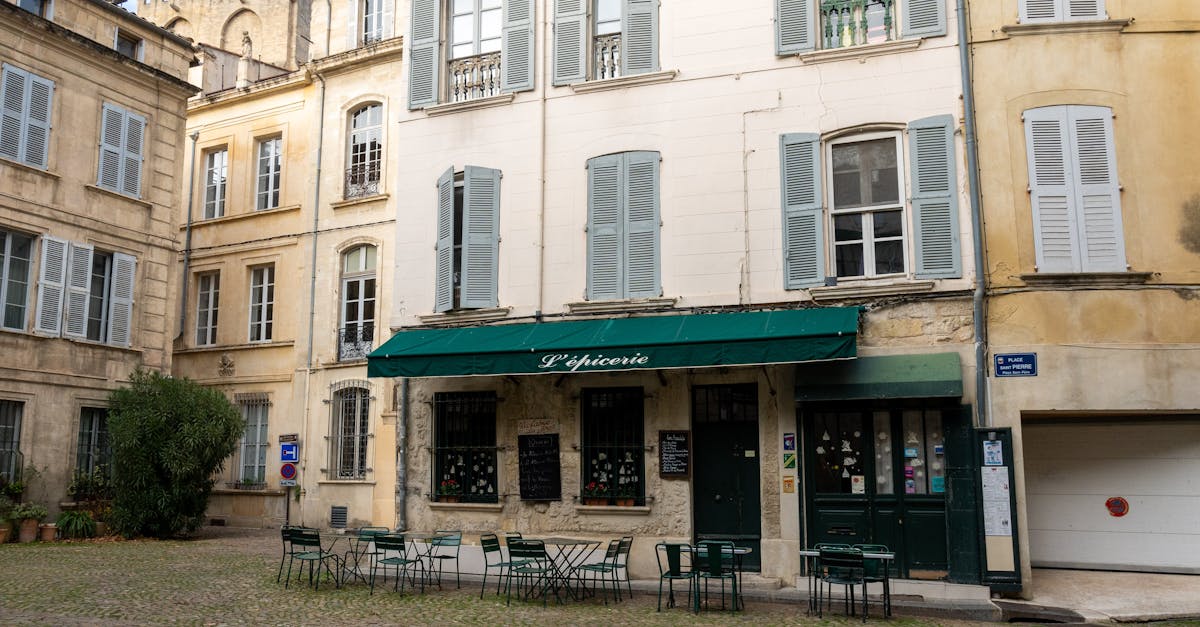 A quiet café in a charming courtyard in Avignon, France, with vintage architecture.