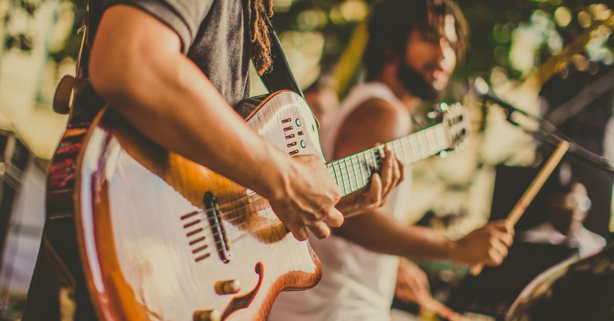 Dynamic image of a band playing live music in San Juan, featuring guitar and drums.