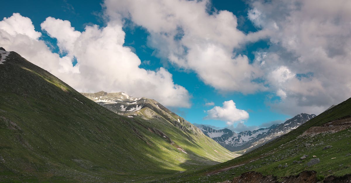 Breathtaking mountain valley landscape in Rize, Türkiye, with clear blue skies and lush green hills.